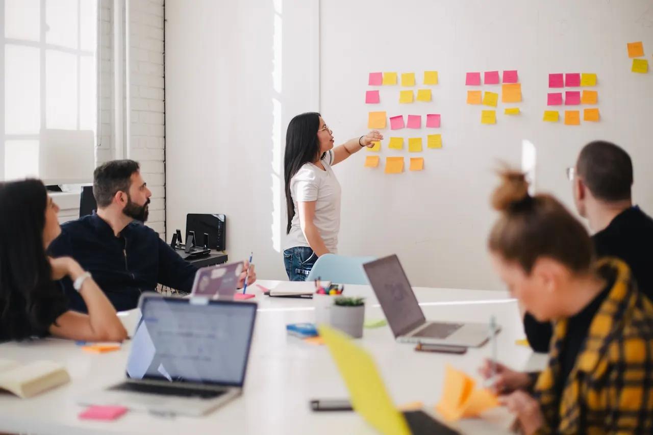 Diskusi strategi sebagai representasi optimisasi bisnis