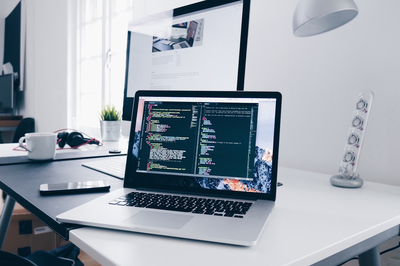 Workspace pengembangan website untuk fondasi digital bisnis